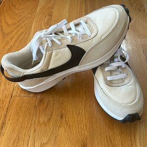NIKE Women’s Waffle Debut Sneaker Sanddrift/Black/White Size 10